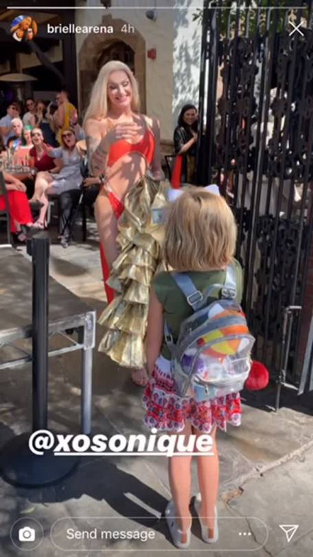 fiercetransgirls:  little girl tips Sonique during performance 