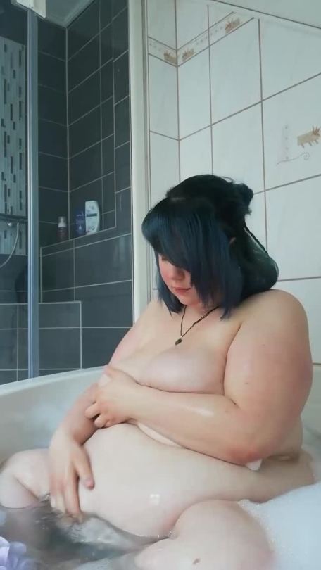 the-bbw-peach:New Video is ready :3This time you see a fat stuffed piggy in the Bathtub.
