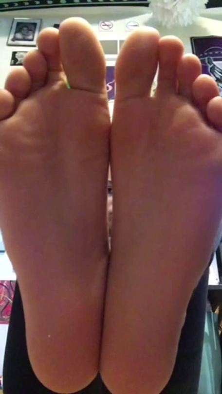 cinnamontoesss-deactivated20200:I’m such a footslut☺️Reblog for more videos of my feet