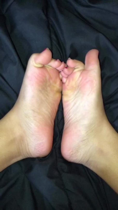 footfetishdreamss:Reblog if you want to see more 🦶🏽✨ I’m active now 💦