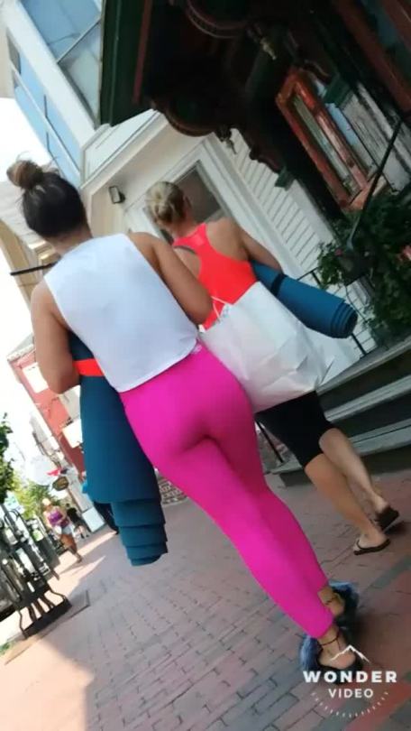 candidvoyeurguy:Nice booty in pink leggings 