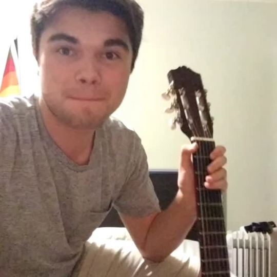 i-am-a-fish:me strumming a happy D chord because everything is going to be ok!