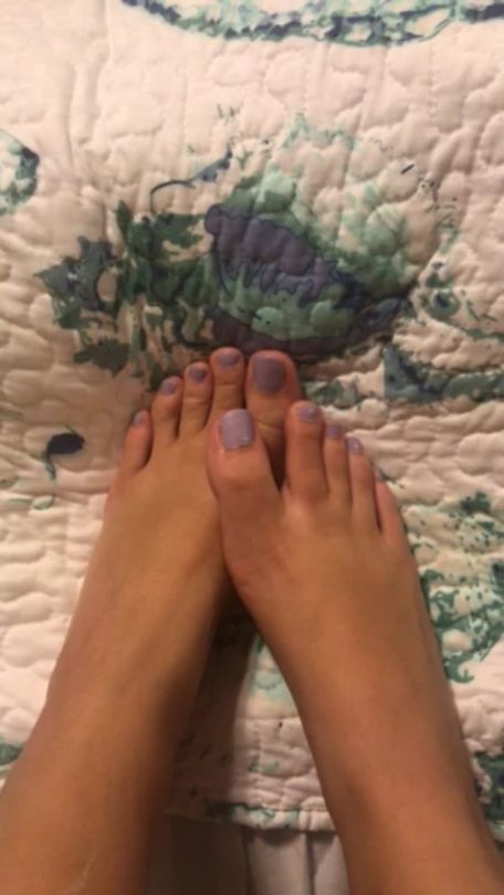 mafeet:mafeet:whoever pays for my next pedicure gets free pictures for a week!!!!!!!