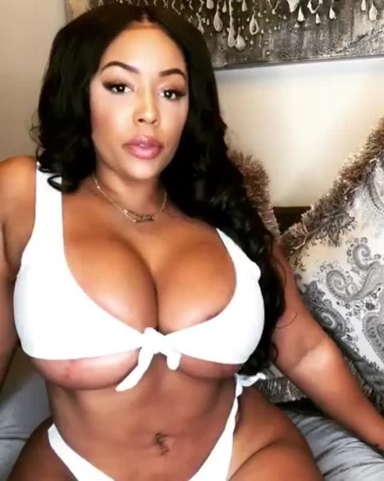 thicksexyasswomen2019:postbadchicks:😊@thicksexyasswomen2019 