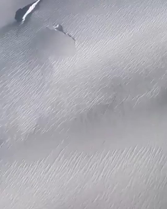 surdechile Aquí está el sobrevuelo de esta mañana, hecho por las autoridades creo, viendo el cráter del #Villarrica . Se ve...