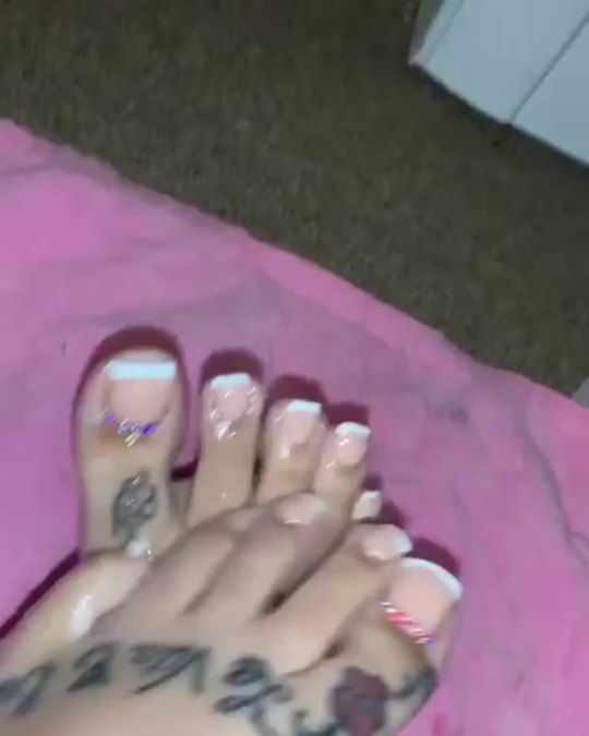 cum-4-moi-pedicuredsexy:feetseekah:Taylor💦💦💦💦💦💦💦