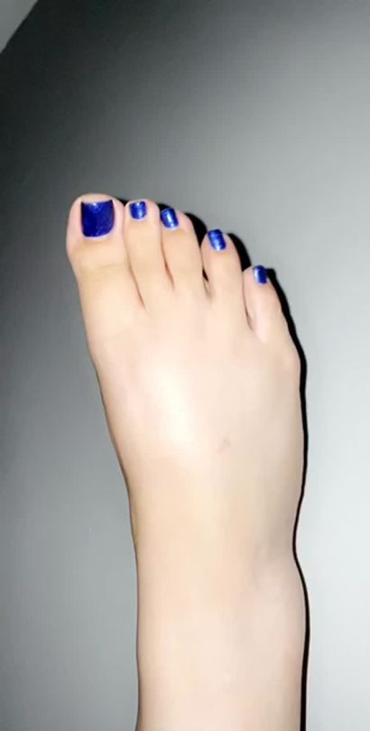 solefulprincess:Always with my feet on the wall 