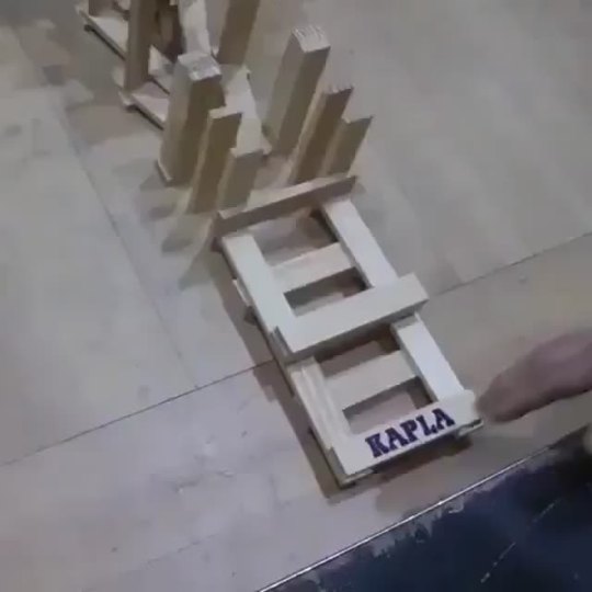 Amazing dominoes structure