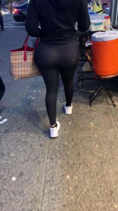 fatcandidcheeks:shootyashott333:Fat Ass MILF 😍😍😍YP BACK WITH THEM BANGERS