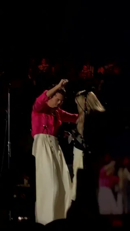 Harry getting low on stage with Stevie Nicks tonight #FineLineLive - December 13 (via @signoflaurent)