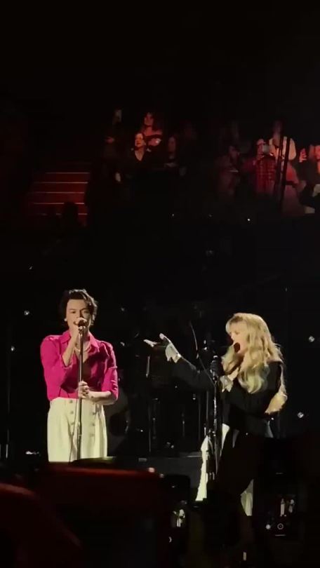 Harry singing ‘Landslide’ with Stevie Nicks tonight #FineLineLive - December 13 (via @Ausley_Styles)