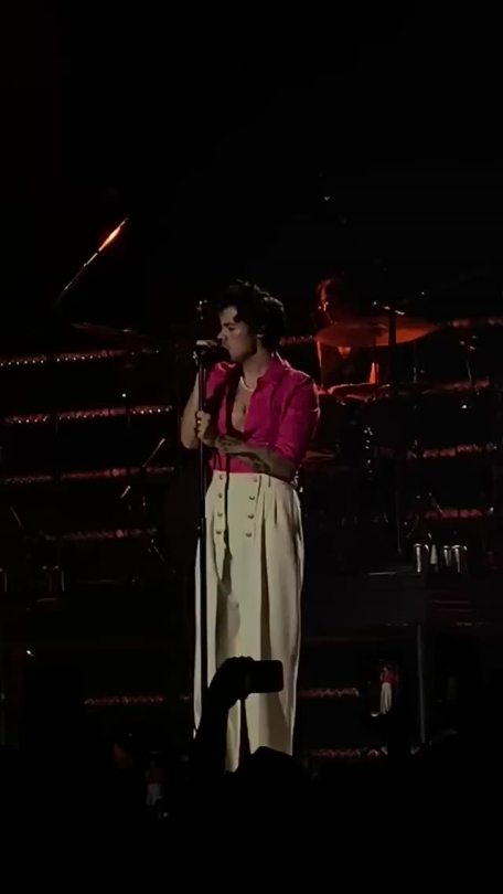 Harry performing ‘To Be So Lonely’ tonight #FineLineLive - December 13 (via @Ausley_Styles)