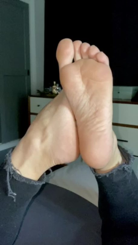 smallguns:10-6-with-feet:gsnakes:Jeans,and feet are so fuckin hot just like cute