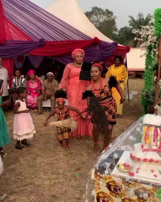 forafricans:An igbo bride dances at her ceremony.  Mbaise, Nigeria. ©[@everything_flashy]