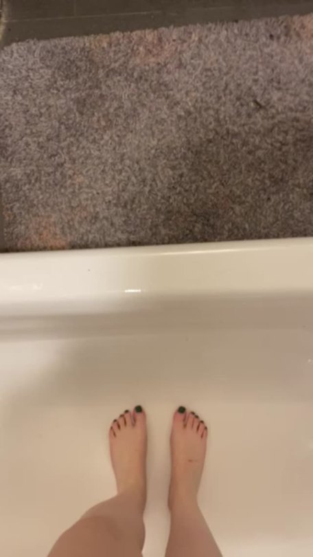 :i dont do holds very often so im still not good at them, two hours in i got super desperate from drinking too much too quickly, almost wet myself in front of my roommate, good thing i hopped in the bath to record me losing it