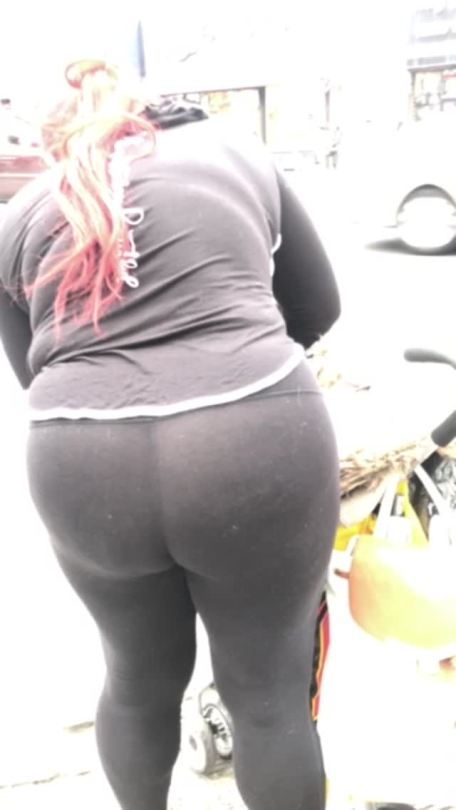 jhpbh2020:I love see through yoga pants. porn pictures