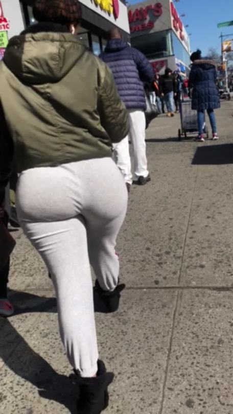 jhpbh2020:Look those big latina ass cheeks bouncing around in them sweat pants. 
