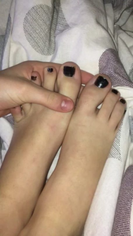 wvfootfetish:smoldirtyfeet:need someone to adult photos