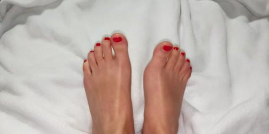 wvfootfetish:sophialovexoxo9-deactivated2020:It’s going to be a late night losers. Who wants to have some fun?Beautiful!!  Great feet 