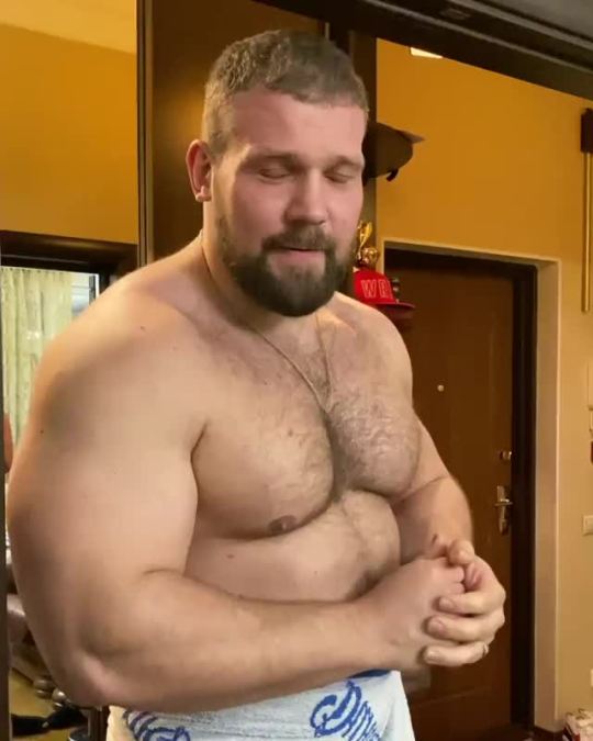 hexpress:nerdlingwrites:sympathischeufos:dxlyxx-deactivated20211004:thetitanhorde:Kirill Sarychev Video description, translation from Russian:Tall man with apparently only a towel around his hips: It’s not easy to be a voluminous man and live in