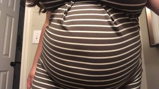 sweetsouthernfeedee:i think stripes make my belly look good 